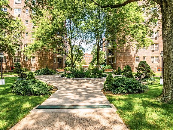 2nd image of 3850 Hudson Manor Ter APT 4FW