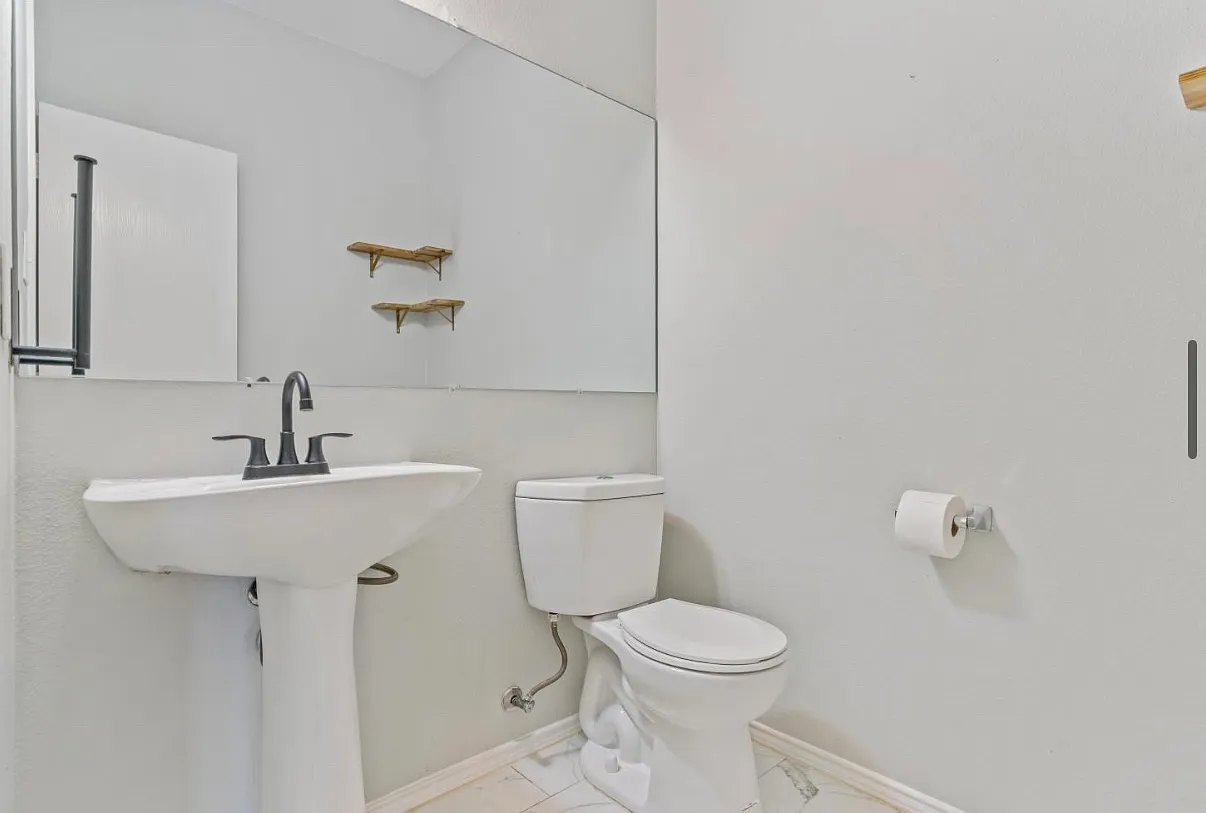 4 bed, 3240 sqft, $3,300 — Photo 2