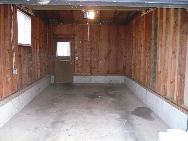 Extra deep 1-car garage