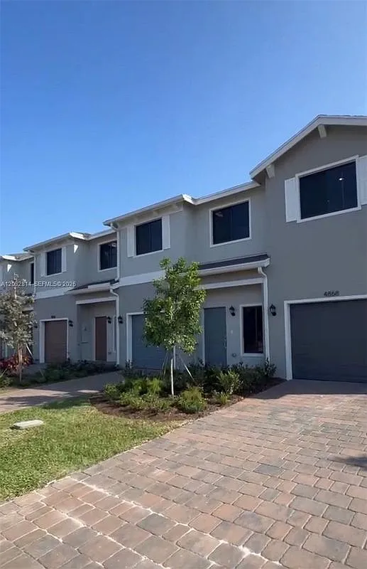 4 bed, 3.0 bath, 1685 sqft, $3,200 — Photo 1