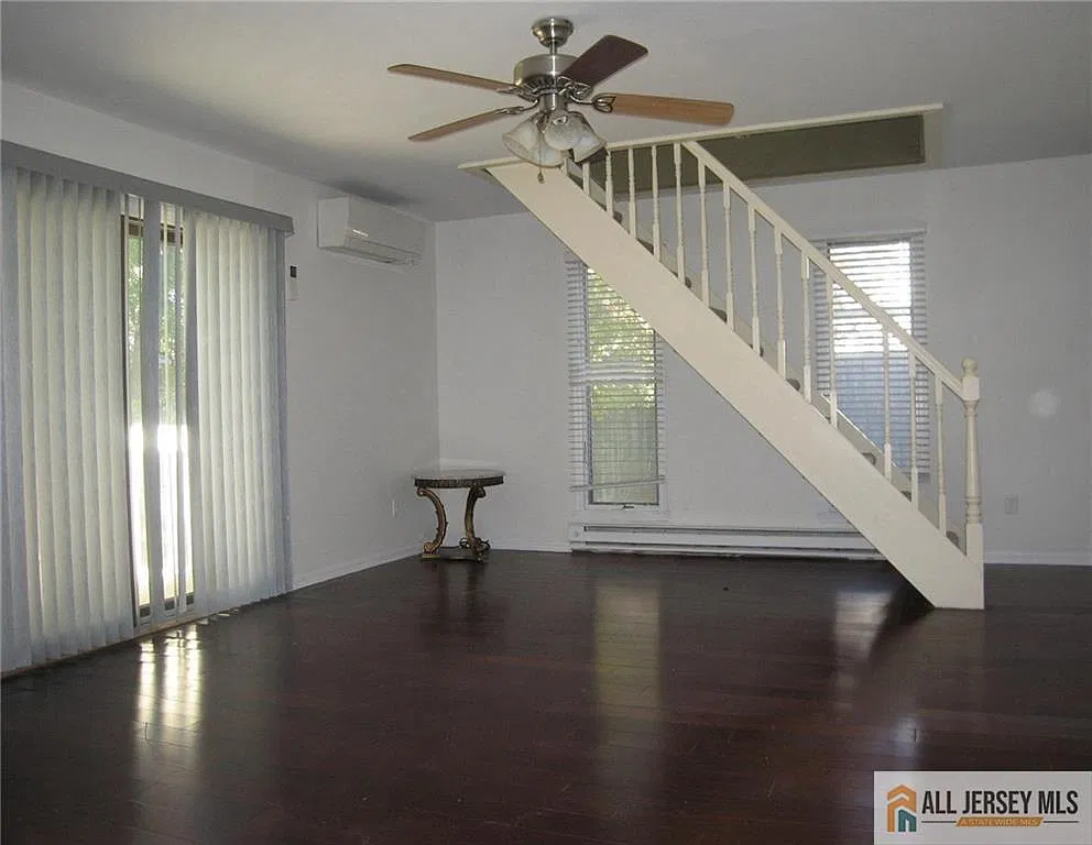 4 bed, 2.5 bath, 2116 sqft, $4,100 — Photo 4