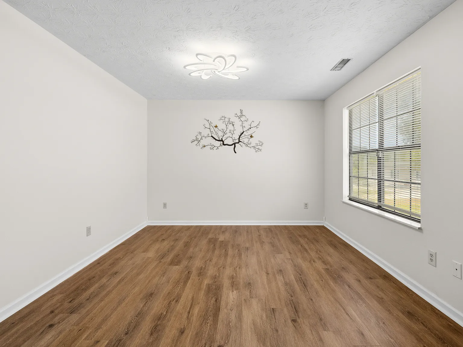 4 bed, 1408 sqft, $2,250 — Photo 3