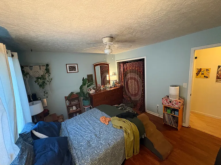 Master w/attached Jack/Jill bathroom