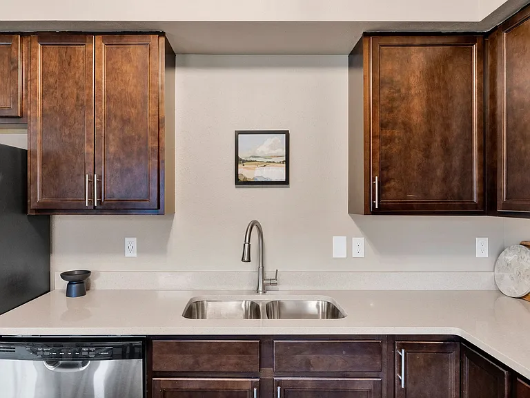 Brooklyn West Apartments — Photo 4