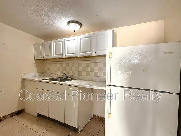 2106 N Himes Ave #4 — Photo 5