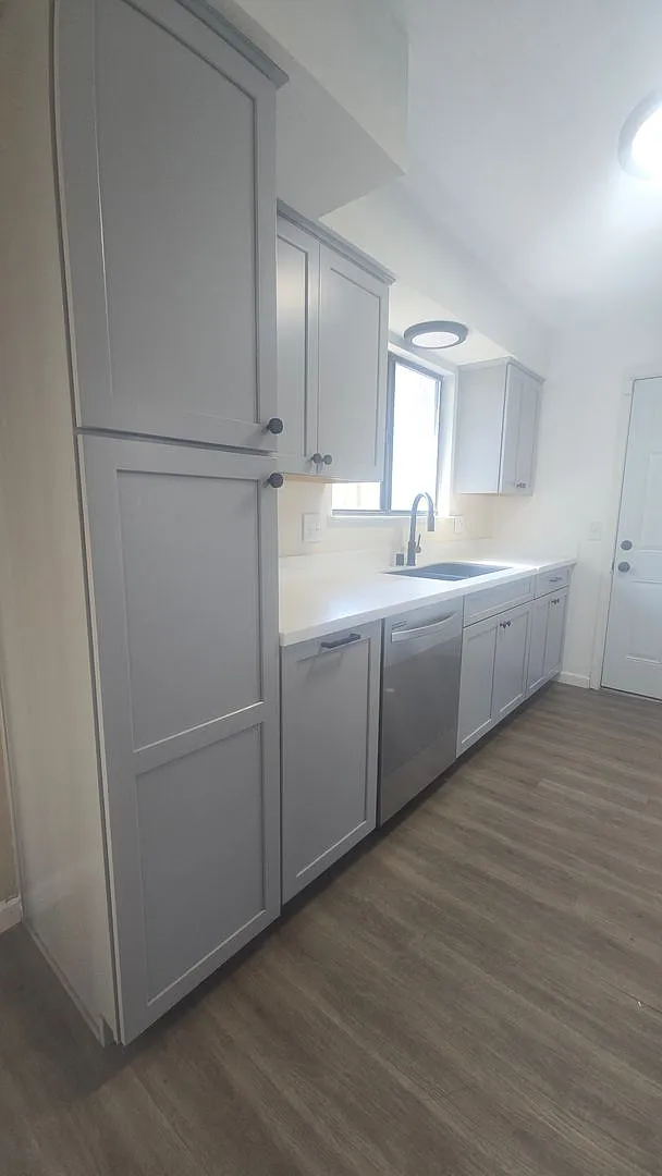 2 Bedroom 1.5 Bath available now — Photo 4