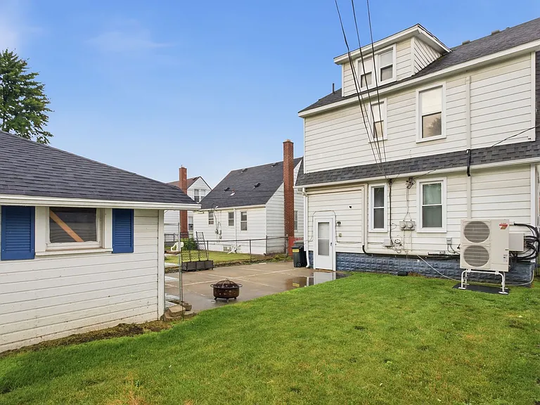 2823 Queen St — Photo 28