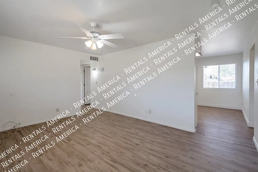 No carpet anywhere! — Photo 3