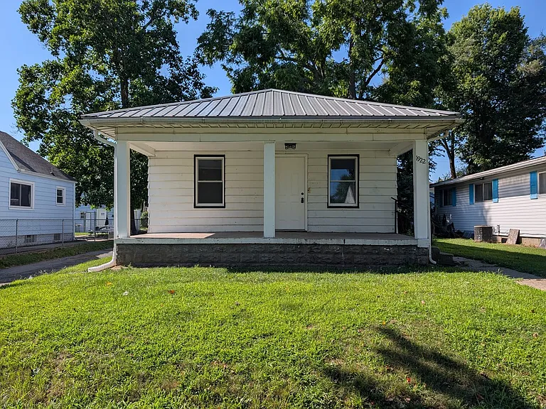 1922 E Bowman St — Photo 1
