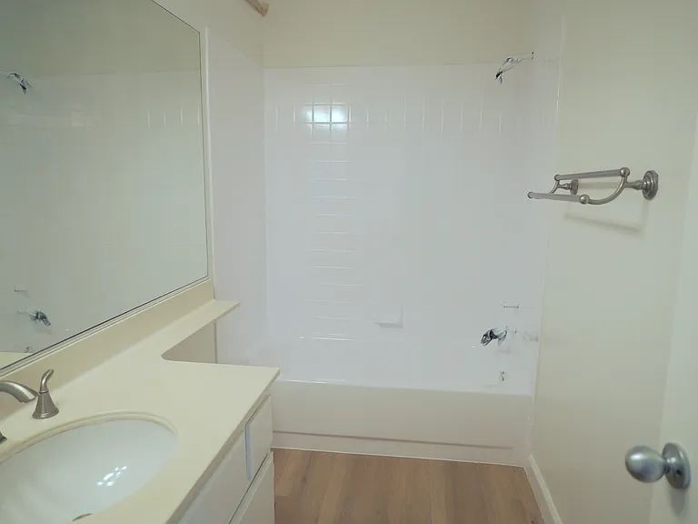 108 Almador — Photo 9
