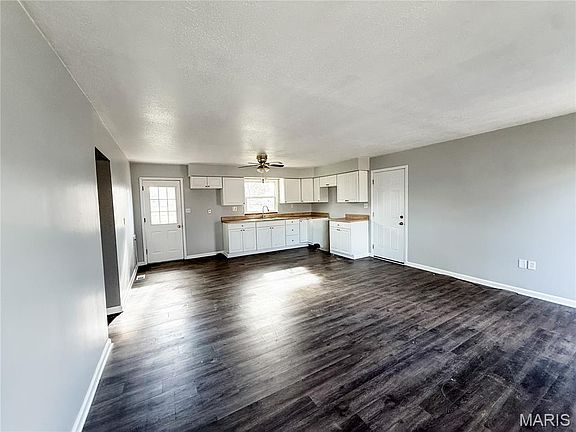 4th image of 584 W Center St