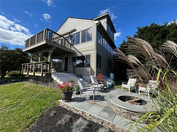 16 Cecil Ave, North Kingstown, RI 02852