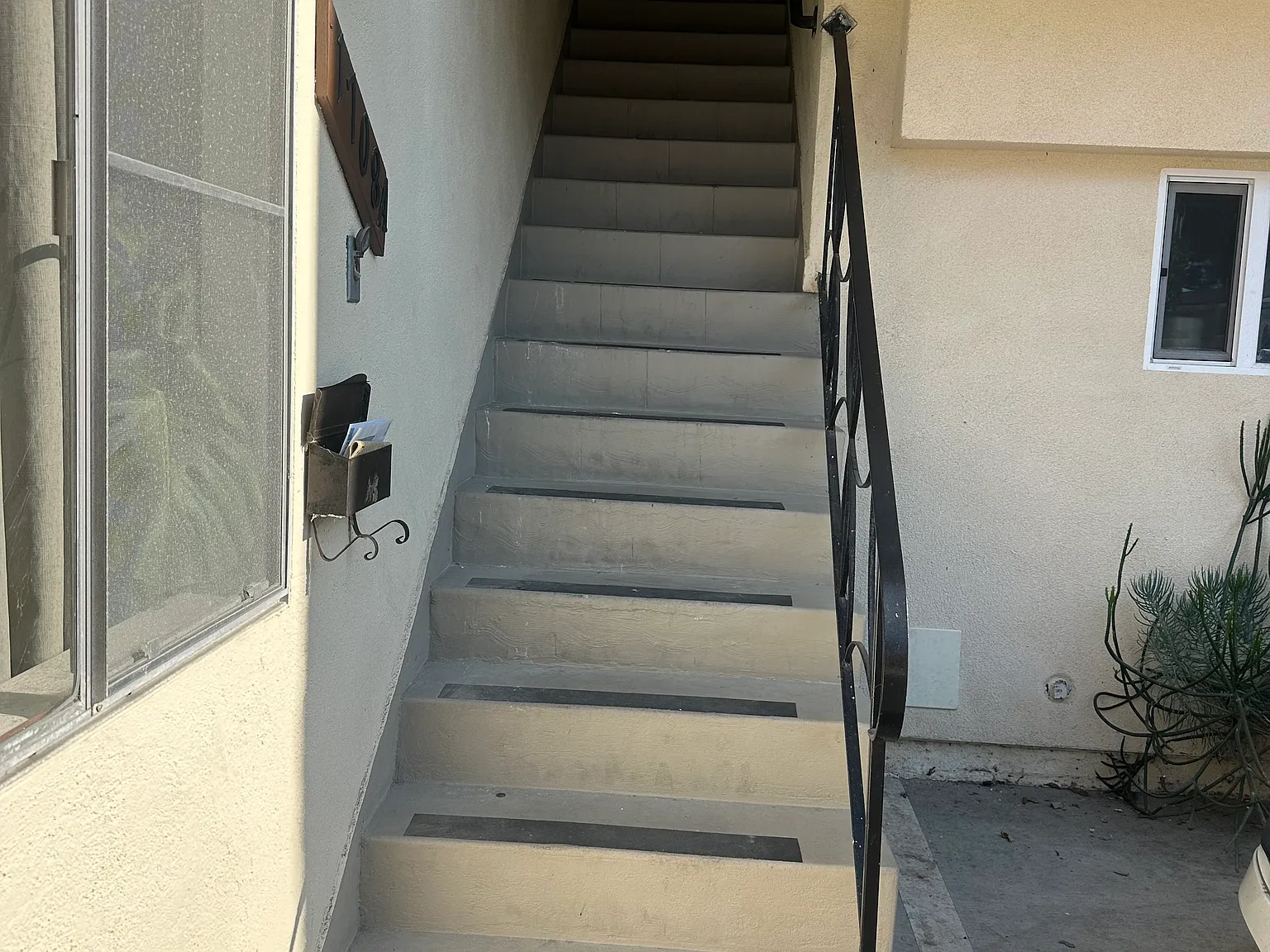 2 bed, 700 sqft, $2,400 — Photo 2