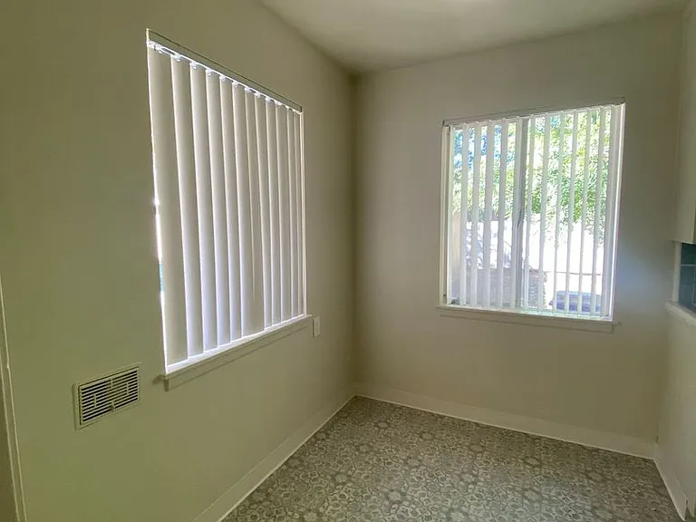 327dst(SDA) — Photo 2