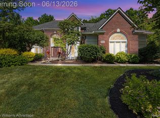 25842 Arcadia Dr, Novi, MI 48374