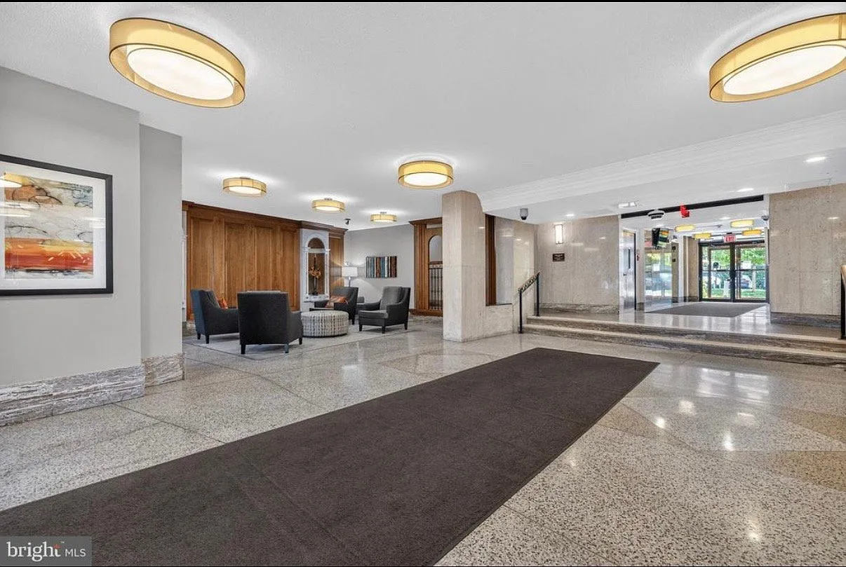 Updated and move in ready Spacious and bright 911 sq ft of living space on the 6th floor. — Photo 2