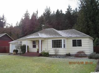 1176 S Water St, Silverton, OR 97381