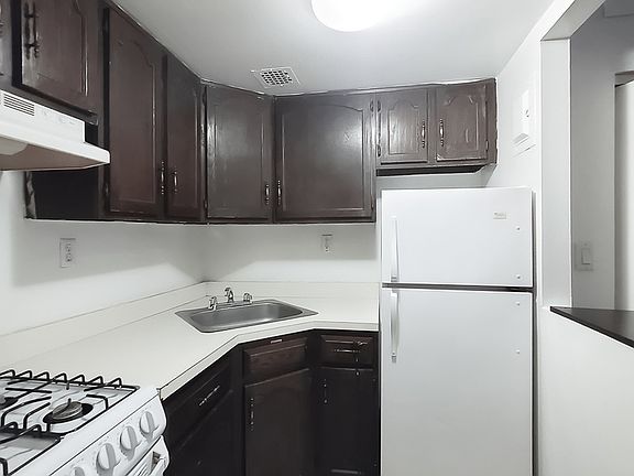 4th image of 40 E 12th St #5B1