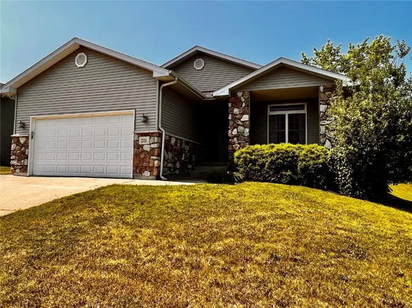 211 Orchard St SW, Swisher, IA 52338