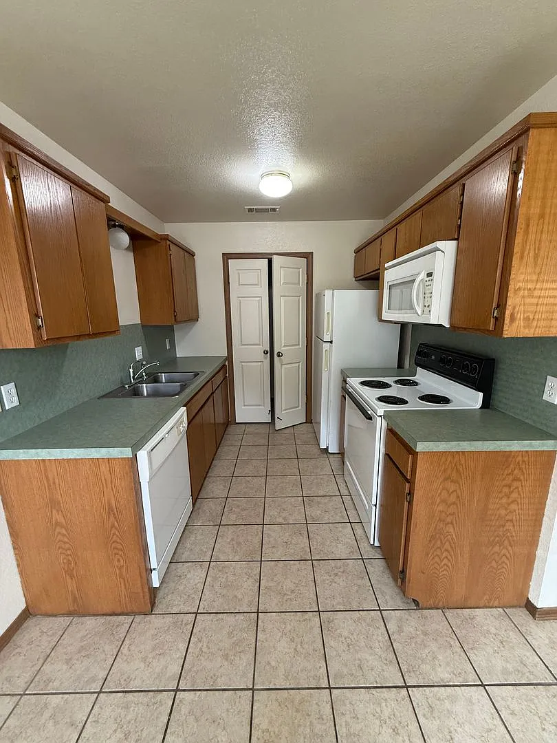 1325 Brazil Ave — Photo 4