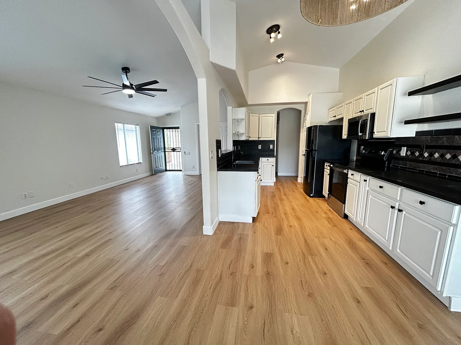 3 bed, 1354 sqft, $2,175 — Photo 3
