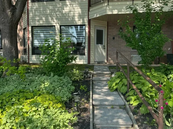 111 Grew Blvd #104, Georgina, ON L0E 1L0