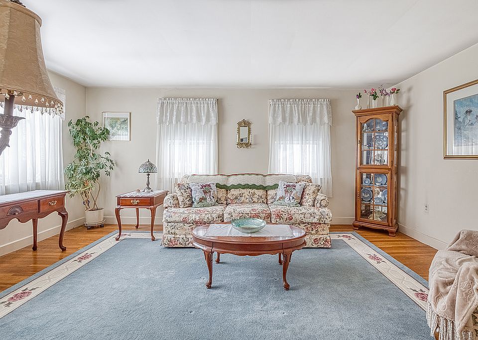 2nd image of 9 Noyes St