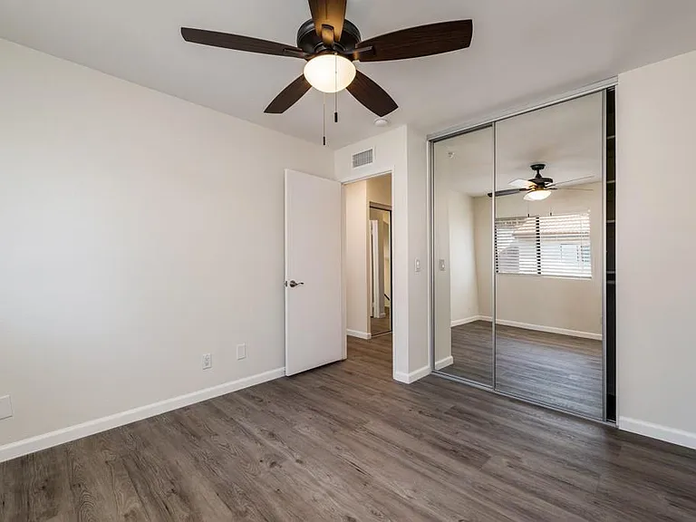 5800 Owensmouth Ave #14 — Photo 23