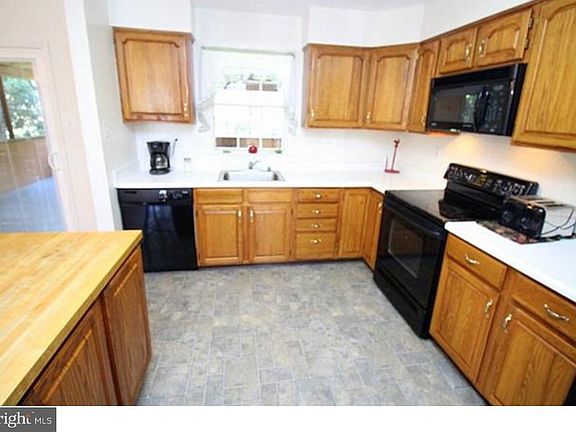 5th image of 8 Macduff Ct