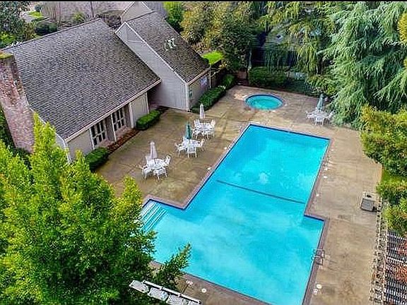 Community pool & hot tub