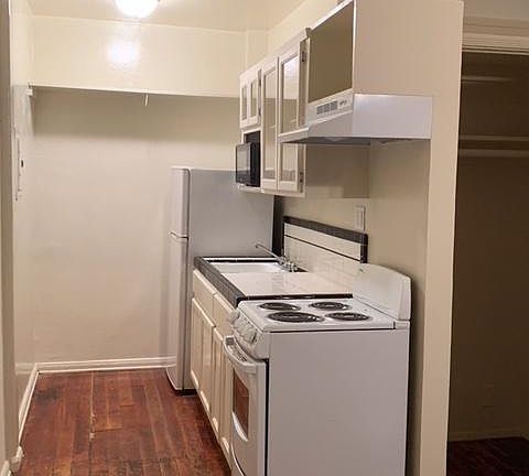 4th image of 740 S Detroit St APT 5
