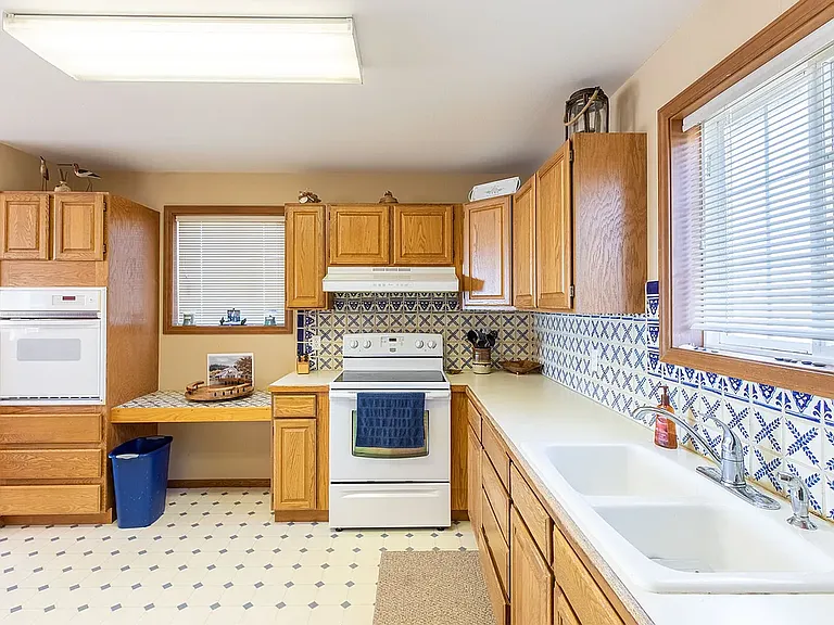 1455 Strawberry Dr — Photo 3