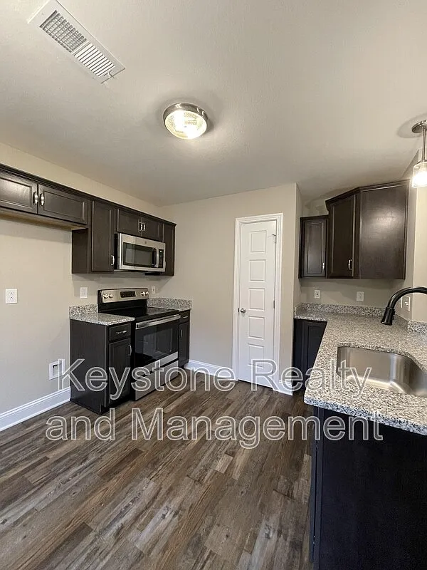3 bed, 2.0 bath, 1370 sqft, $1,900 — Photo 4