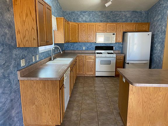Kitchen. Eating island to the right.