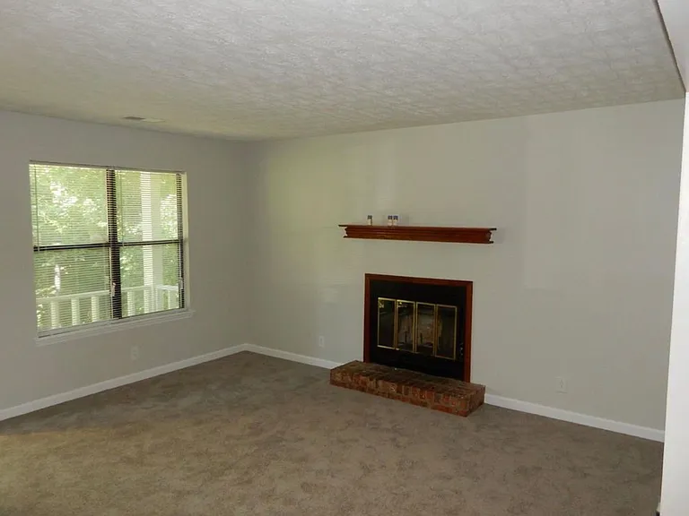 500 Debbie Dr — Photo 2