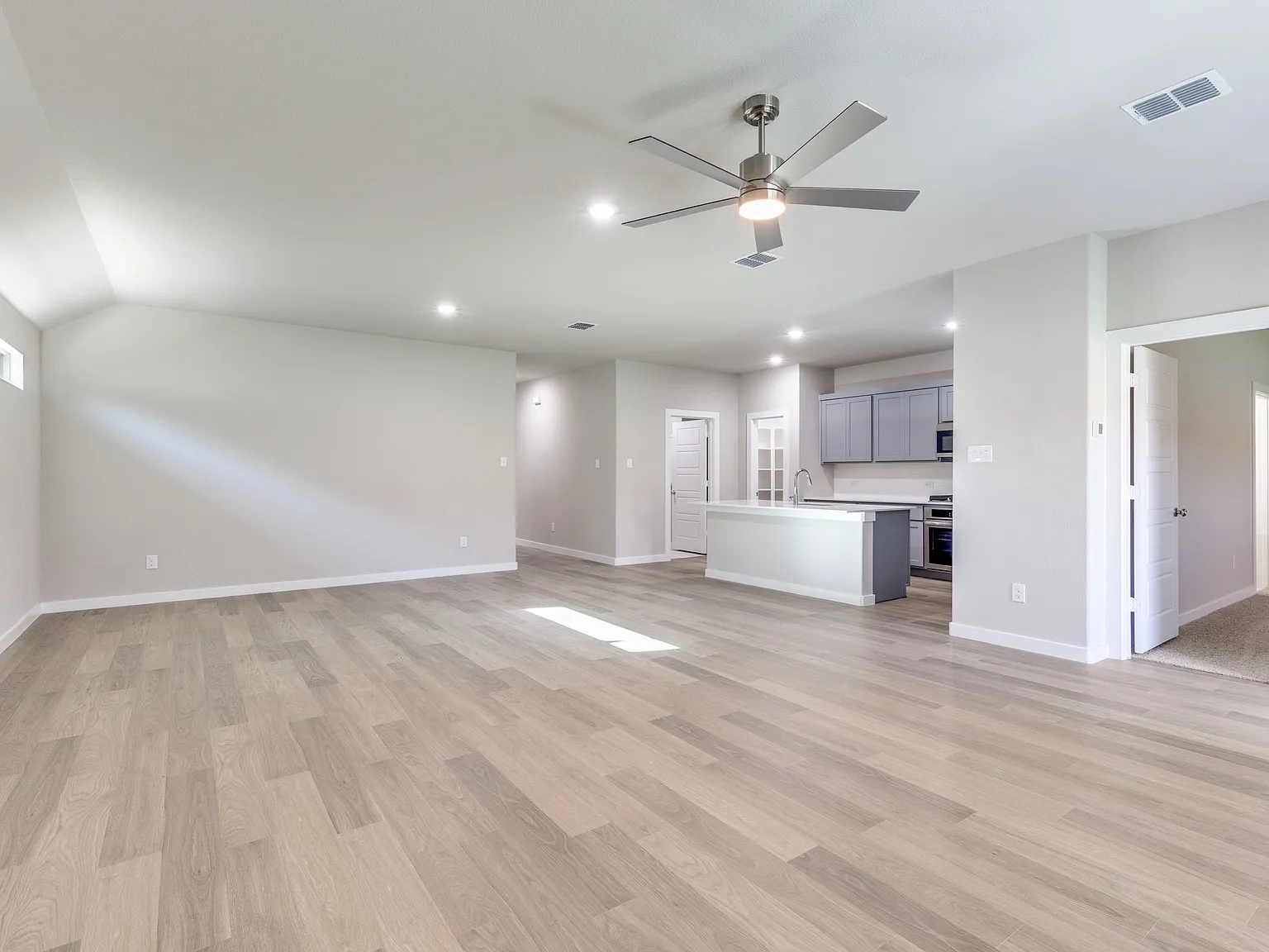 4 bed, 2153 sqft, $2,950 — Photo 4