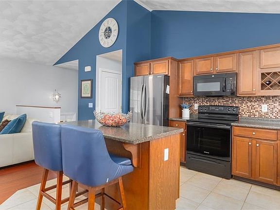 3rd image of 33 Charles Ave