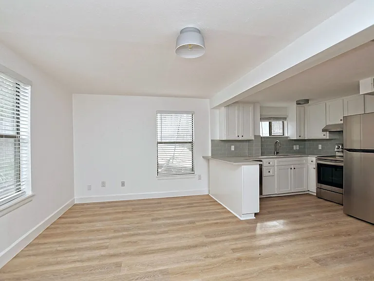 3105 Glen Ora St — Photo 6