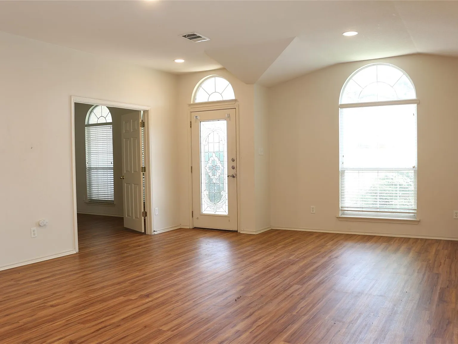 4 bed, 2.0 bath, 2334 sqft, $2,200 — Photo 3