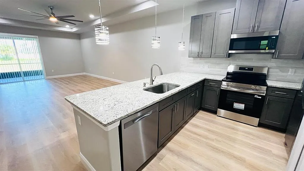 160 Coral Reef Ct N — Photo 2