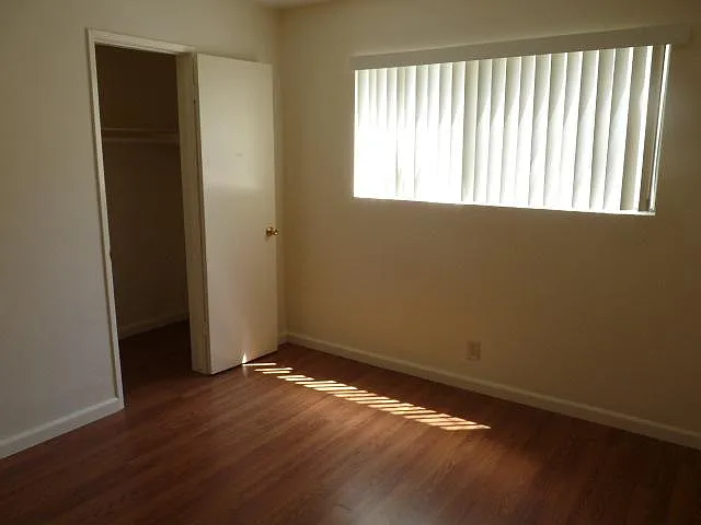 10515 Sylvan St — Photo 14