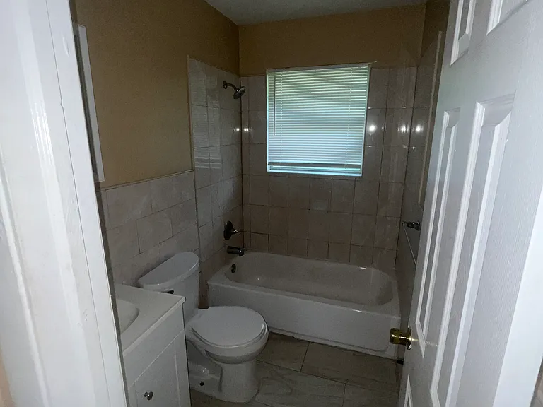 1192 W 36th St #5 — Photo 15