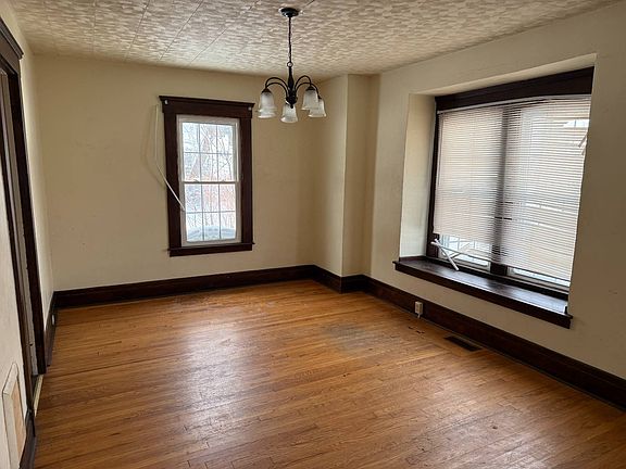 5th image of 257 Ashdale Ave