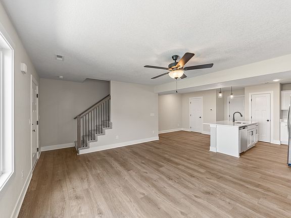 4th image of 595 Hart Ln
