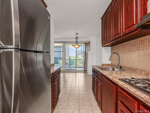 4th image of 875 Morrison Avenue #6B