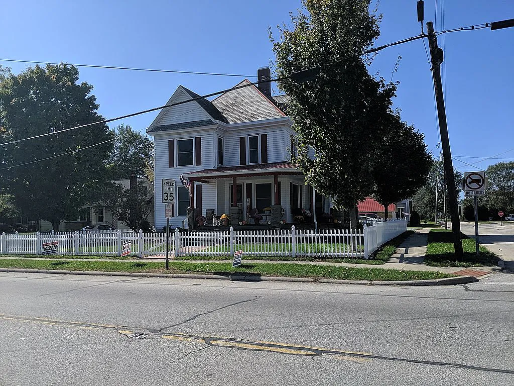 202 S Main St photo 1