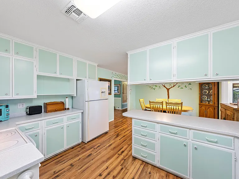 101 E Grothe St — Photo 10