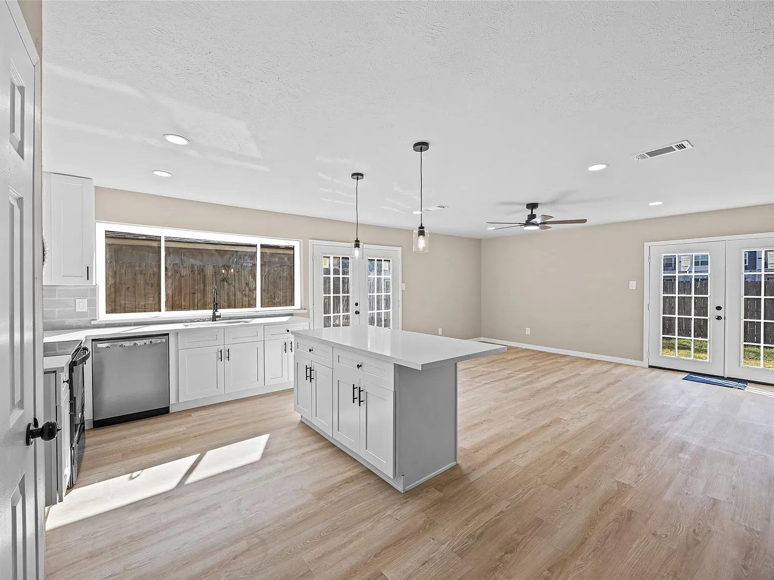 3 bed, 2.0 bath, 1810 sqft, $2,000 — Photo 4