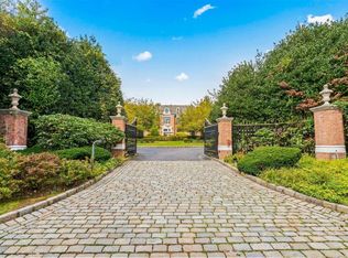 8 Orchard Ln, Old Westbury, NY