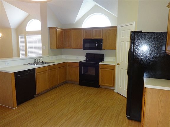5th image of 721 Silverbrook Dr